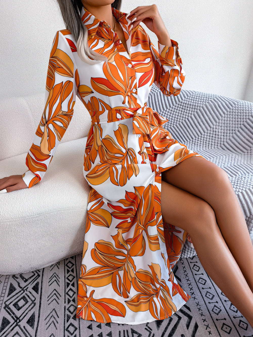 Abito camicia con risvolto a fiori in contrasto di colore e gonna lunga