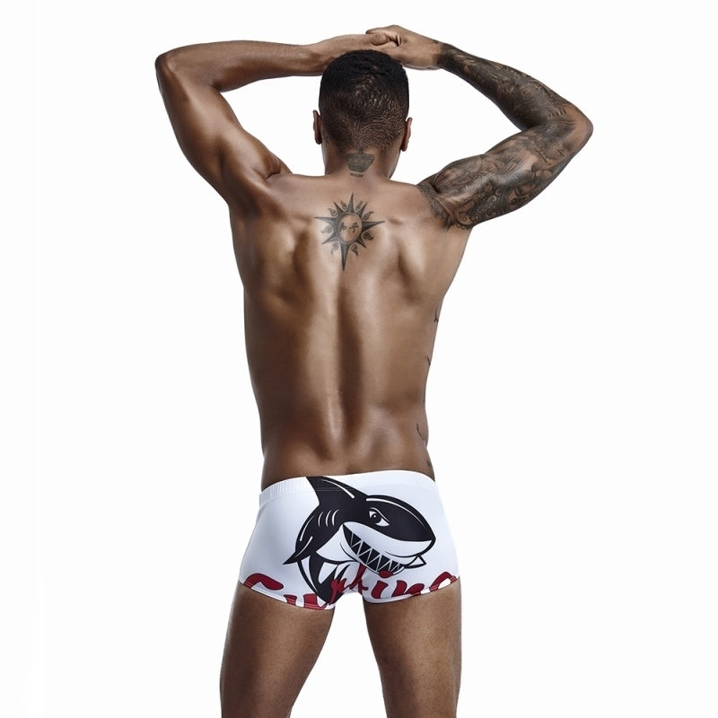 Costume da bagno con stampa squalo da surf sulla spiaggia