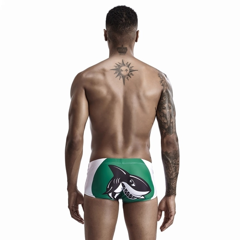 Costume da bagno con stampa squalo da surf sulla spiaggia