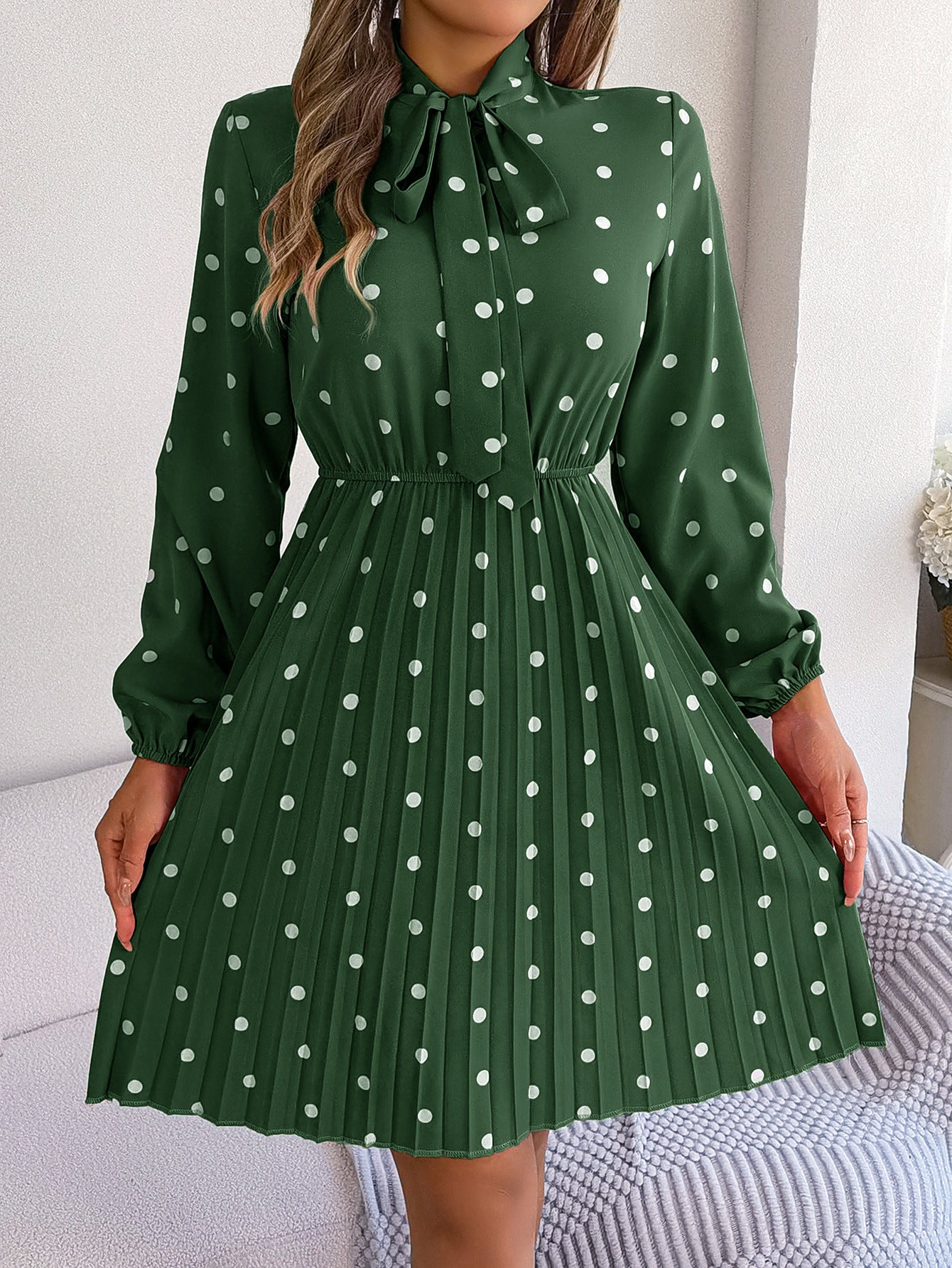 Gonna plissettata a maniche lunghe con cintura regolabile a pois da donna