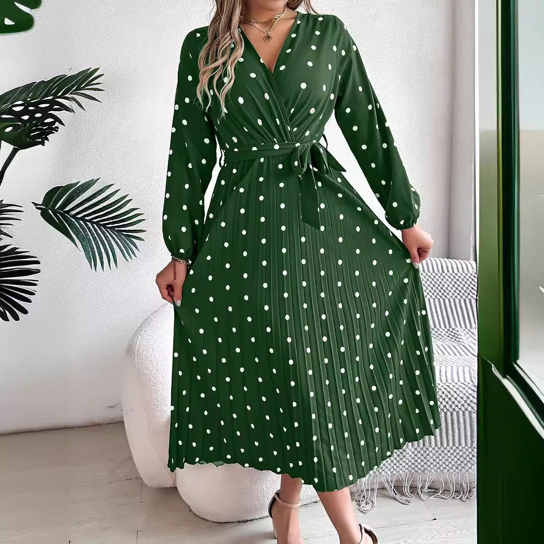 Elegante abito lungo a pieghe con scollo a V e pois a contrasto di colore per donna
