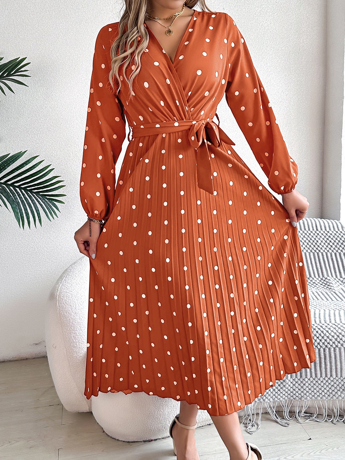 Elegante abito lungo a pieghe con scollo a V e pois a contrasto di colore per donna