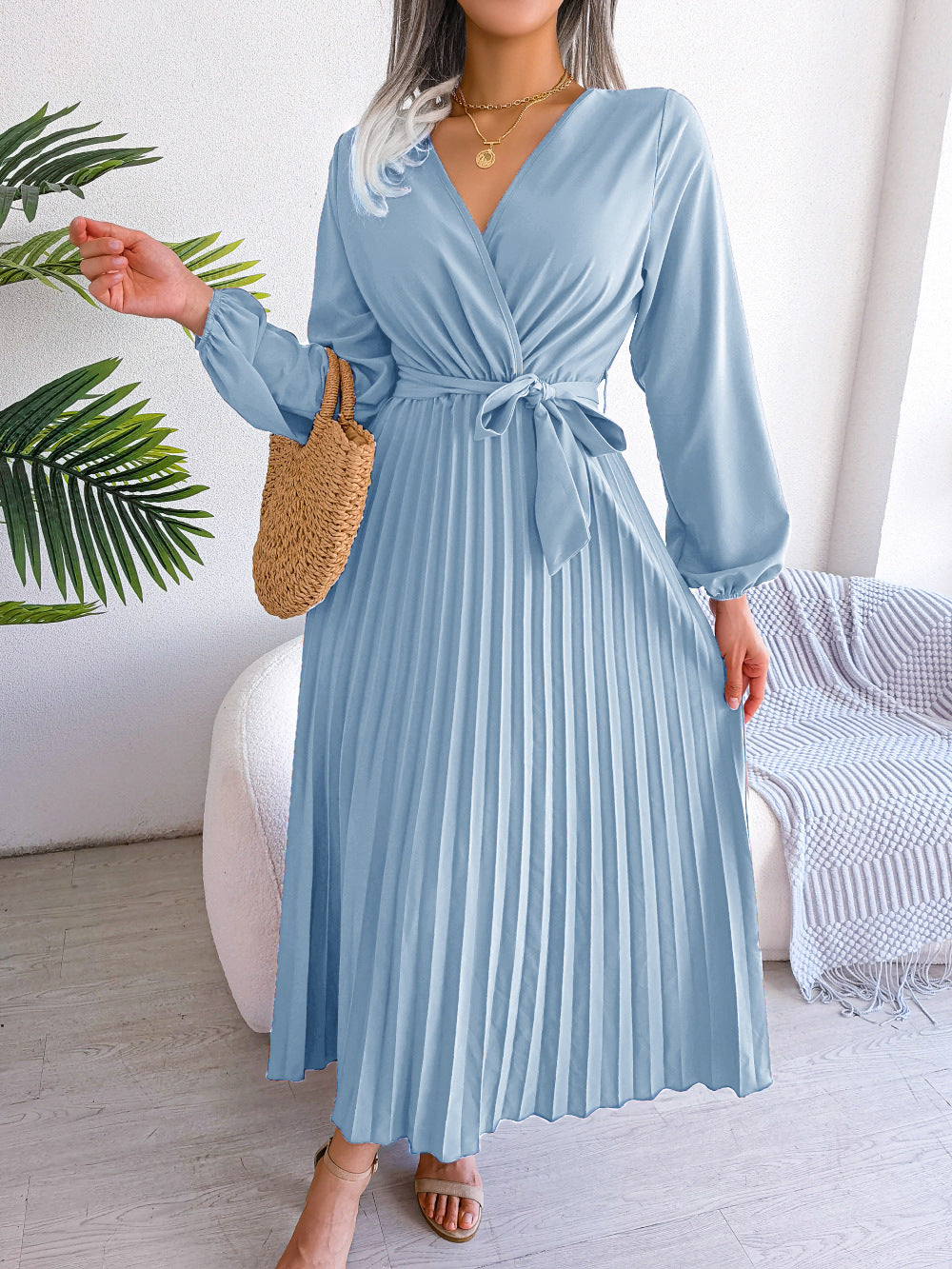 Abito lungo elegante con pieghe incrociate alla moda