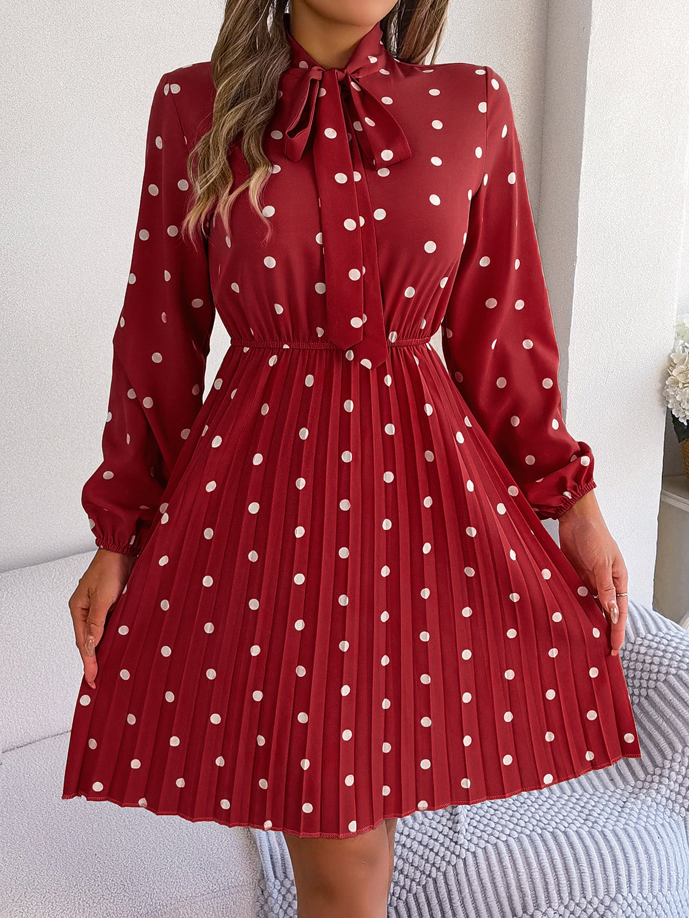 Gonna plissettata a maniche lunghe con cintura regolabile a pois da donna
