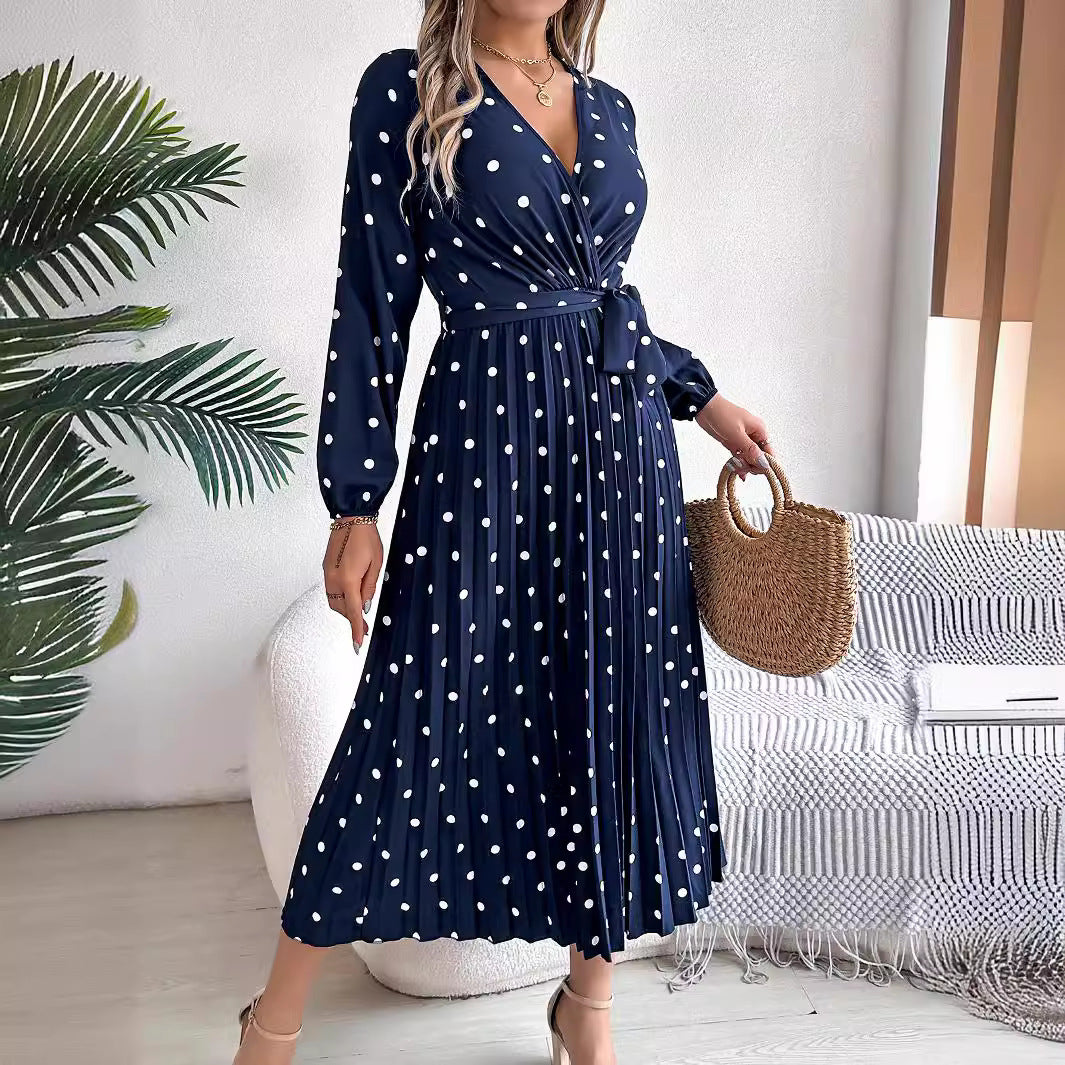 Elegante abito lungo a pieghe con scollo a V e pois a contrasto di colore per donna