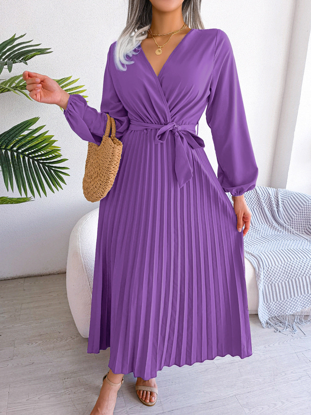 Abito lungo elegante con pieghe incrociate alla moda
