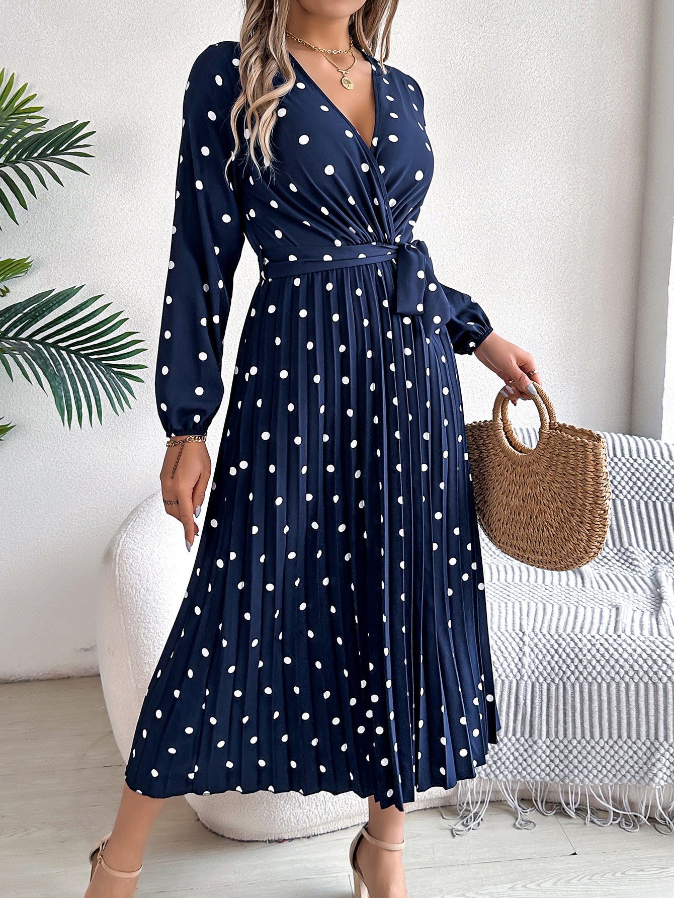 Elegante abito lungo a pieghe con scollo a V e pois a contrasto di colore per donna
