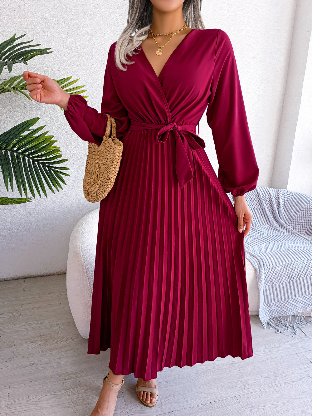 Abito lungo elegante con pieghe incrociate alla moda