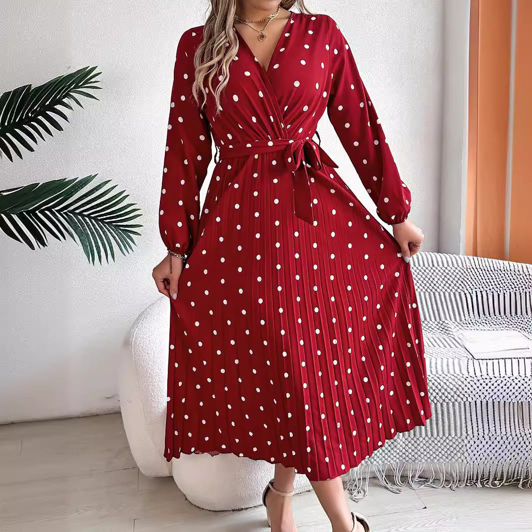 Elegante abito lungo a pieghe con scollo a V e pois a contrasto di colore per donna