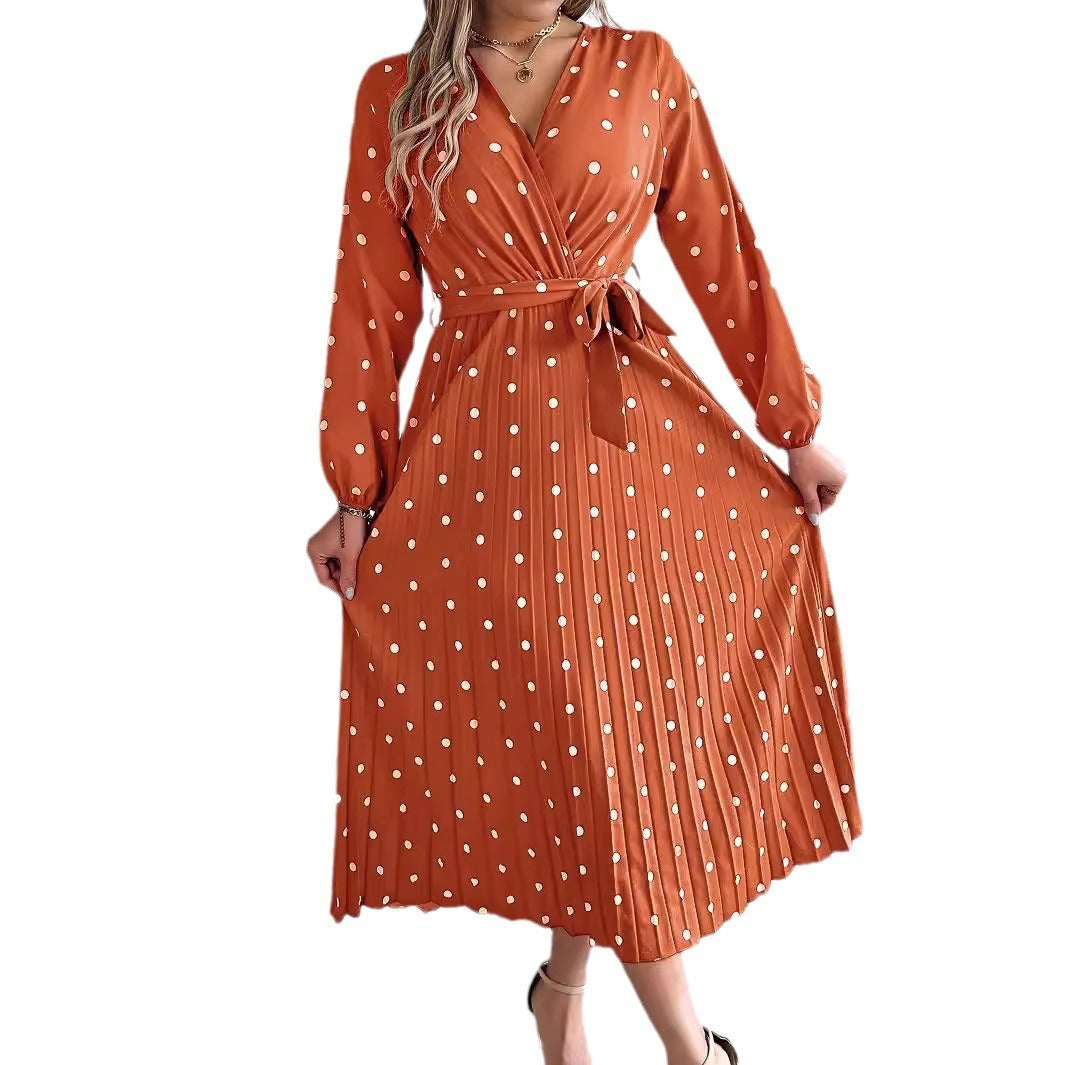 Elegante abito lungo a pieghe con scollo a V e pois a contrasto di colore per donna