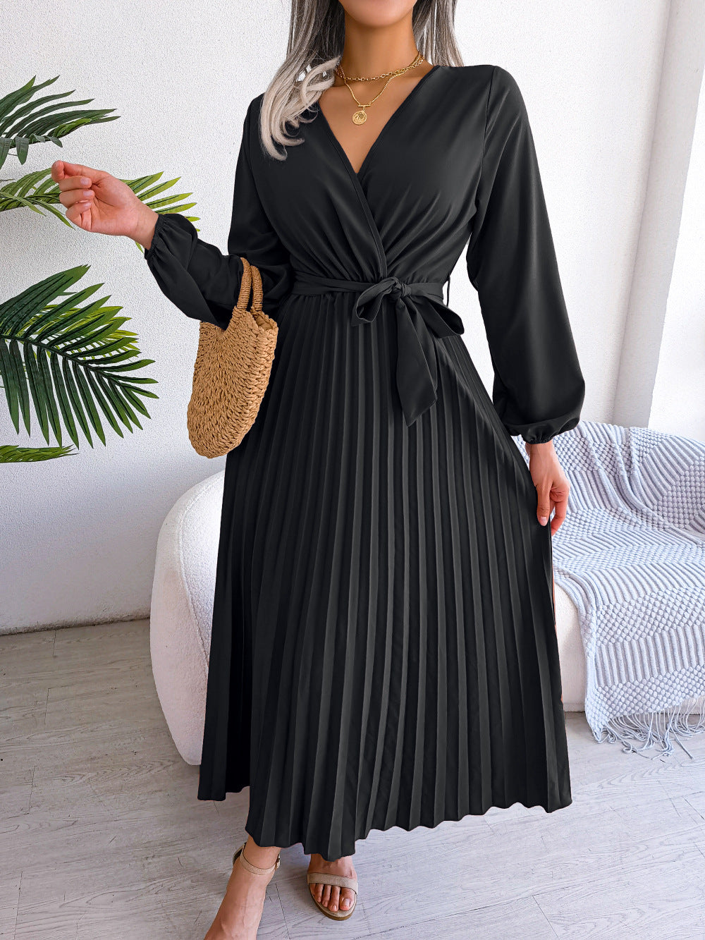 Abito lungo elegante con pieghe incrociate alla moda