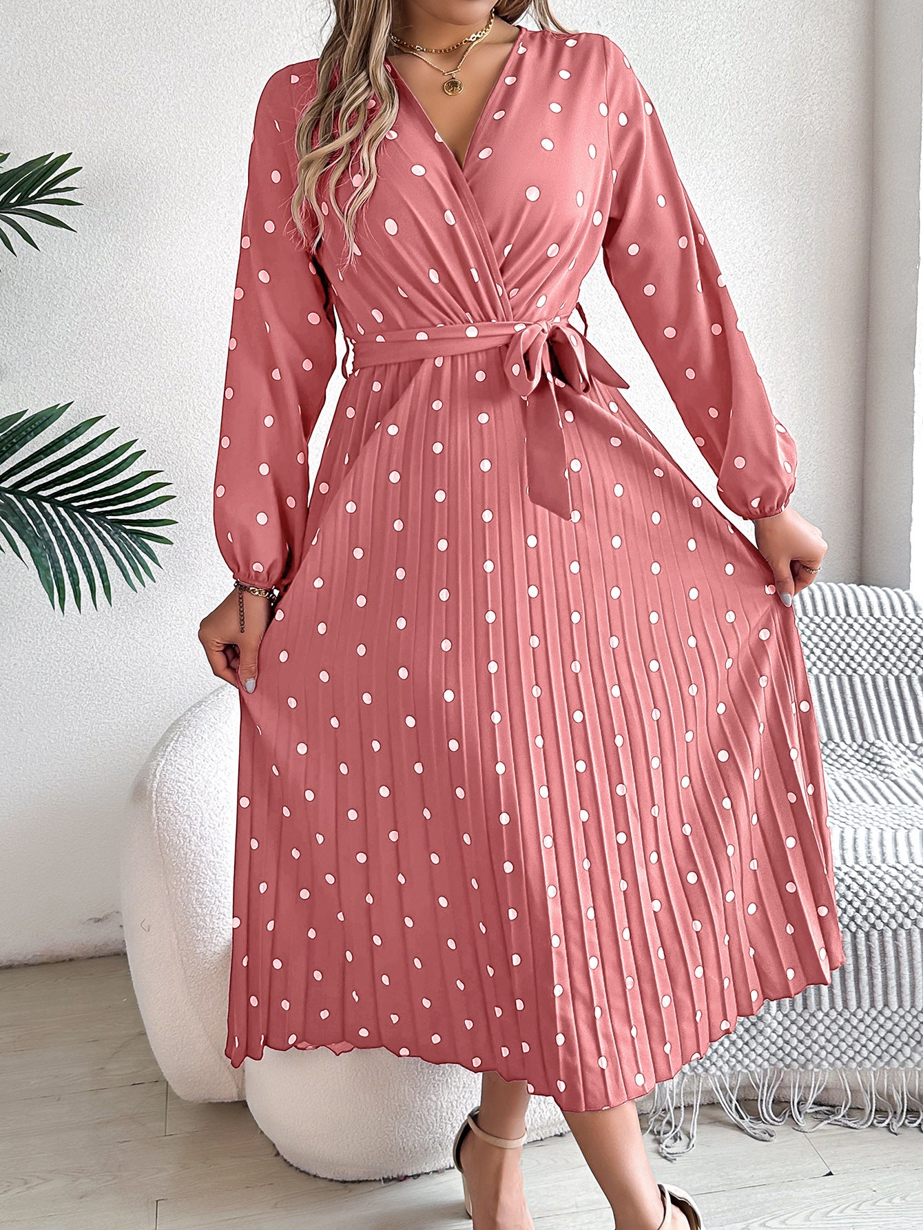 Elegante abito lungo a pieghe con scollo a V e pois a contrasto di colore per donna