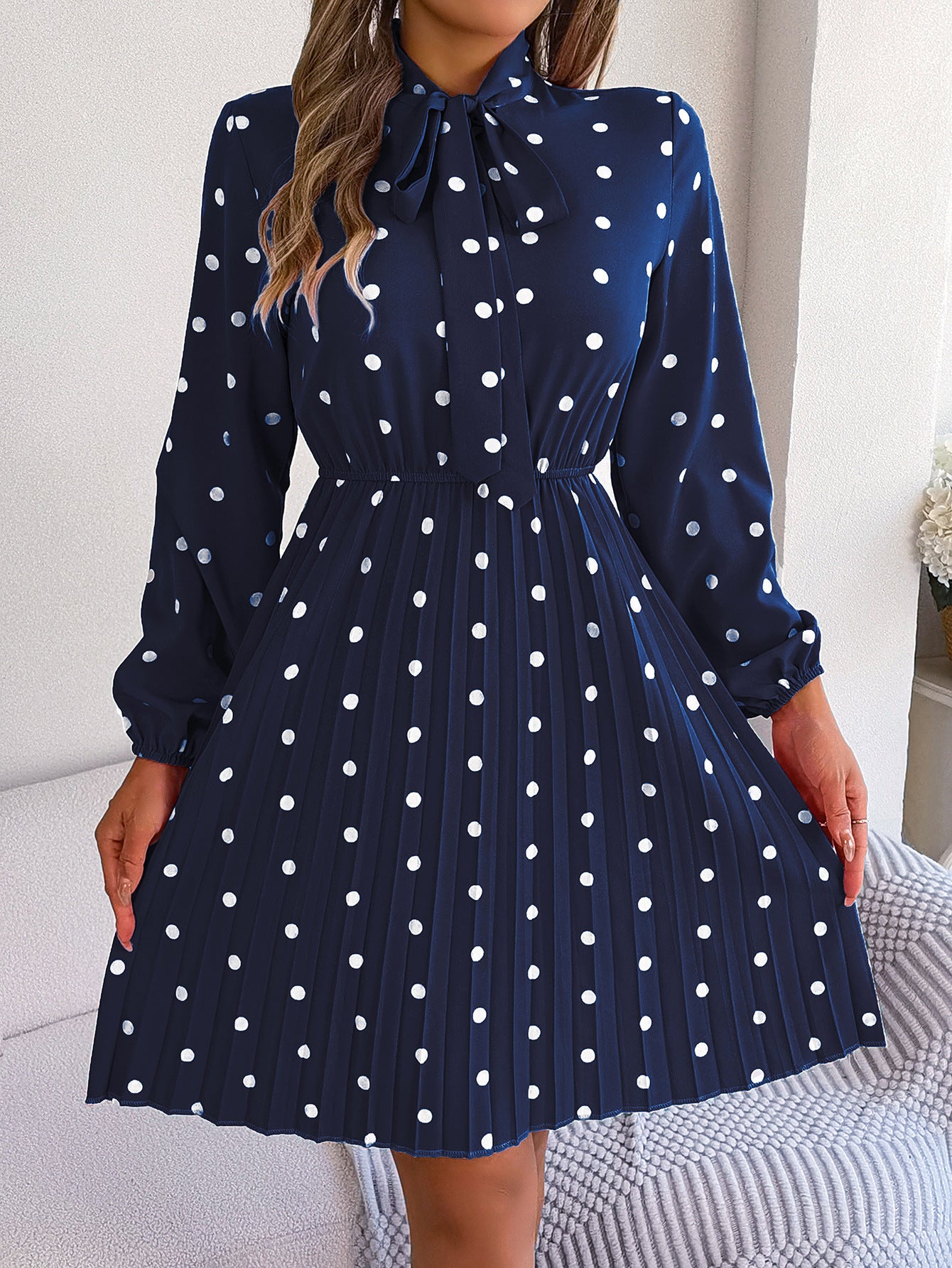 Gonna plissettata a maniche lunghe con cintura regolabile a pois da donna