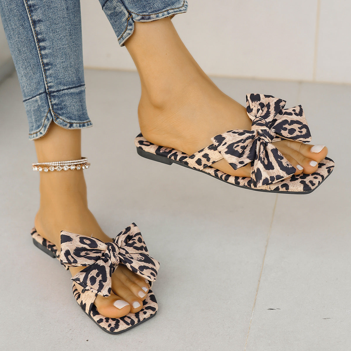 Sandali da donna con punta quadrata e stampa leopardata con fiocco