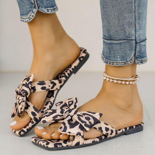 Sandali da donna con punta quadrata e stampa leopardata con fiocco