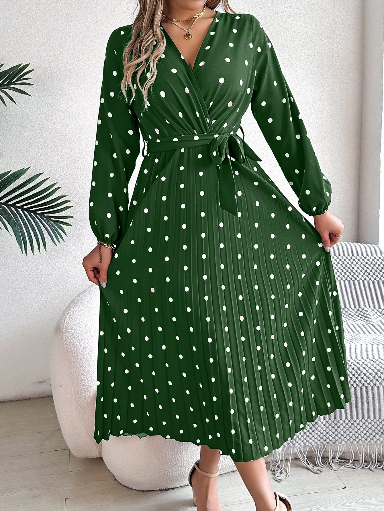 Elegante abito lungo a pieghe con scollo a V e pois a contrasto di colore per donna