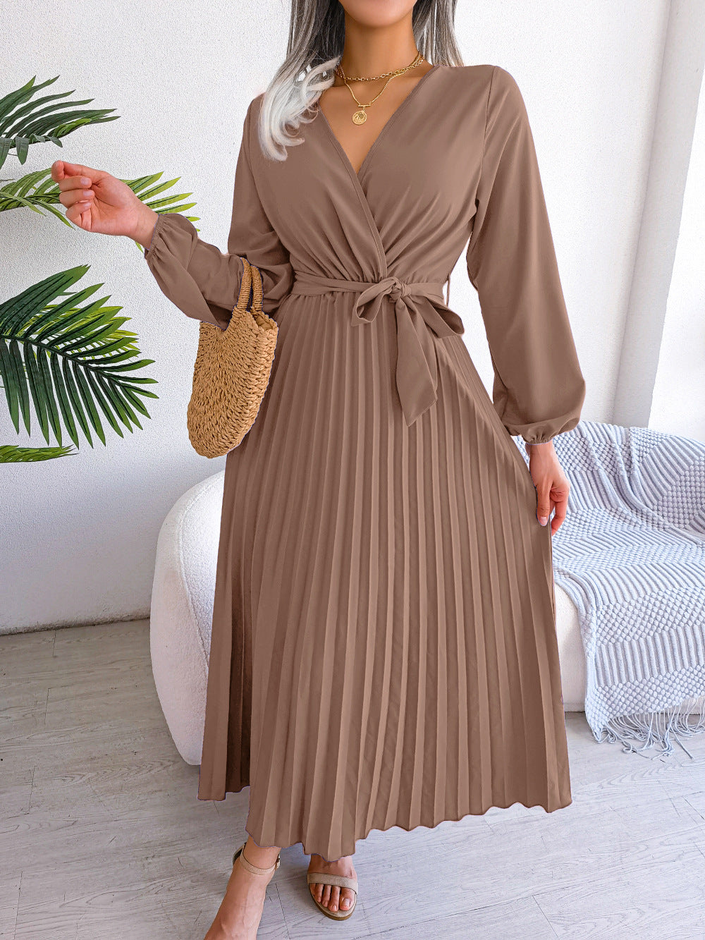 Abito lungo elegante con pieghe incrociate alla moda