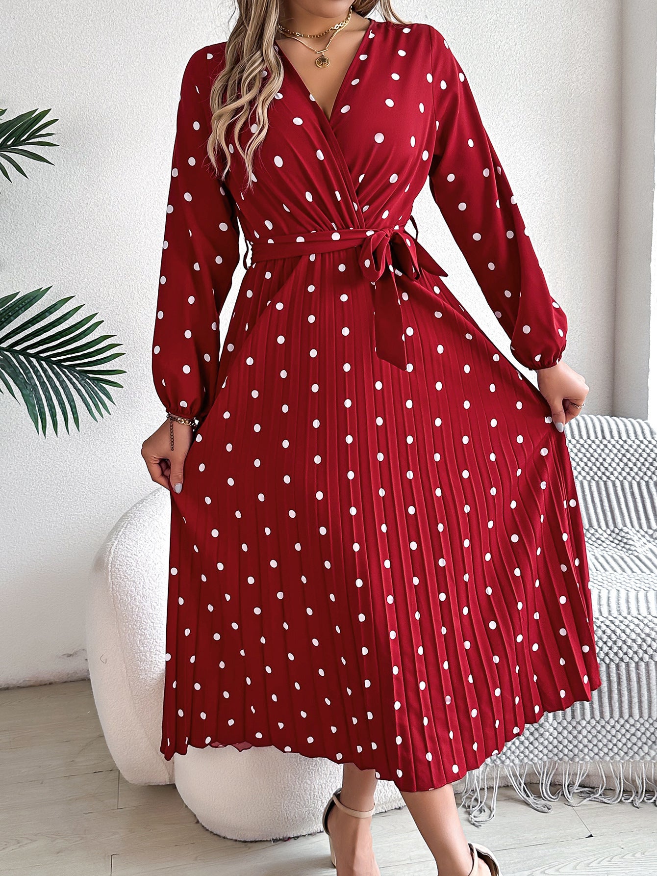 Elegante abito lungo a pieghe con scollo a V e pois a contrasto di colore per donna