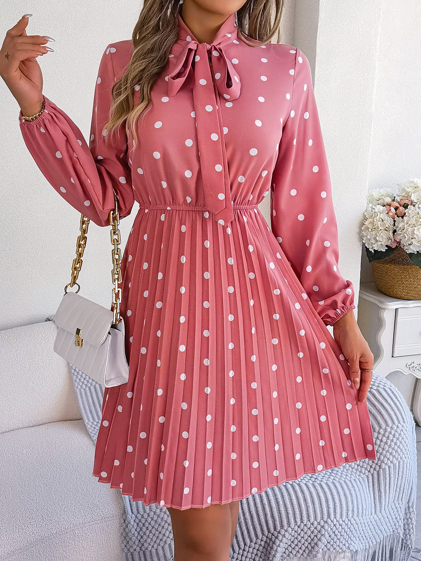 Gonna plissettata a maniche lunghe con cintura regolabile a pois da donna