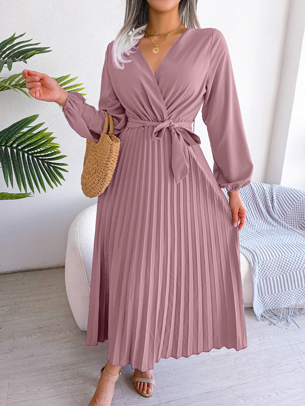 Abito lungo elegante con pieghe incrociate alla moda