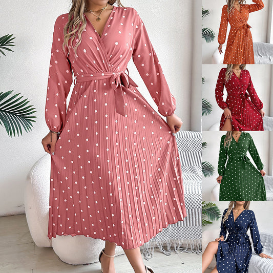 Elegante abito lungo a pieghe con scollo a V e pois a contrasto di colore per donna