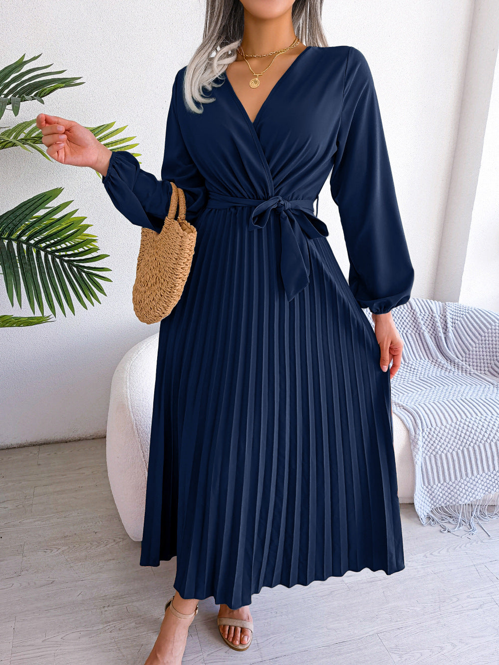 Abito lungo elegante con pieghe incrociate alla moda