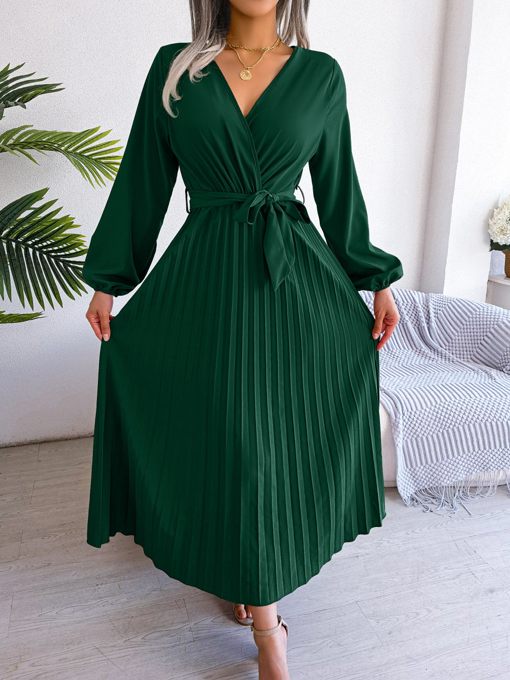 Abito lungo elegante con pieghe incrociate alla moda