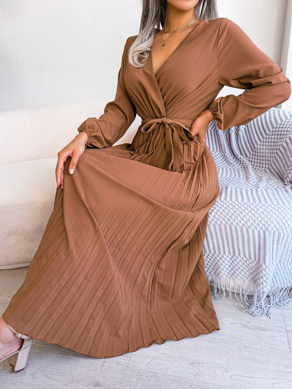 Abito lungo elegante con pieghe incrociate alla moda